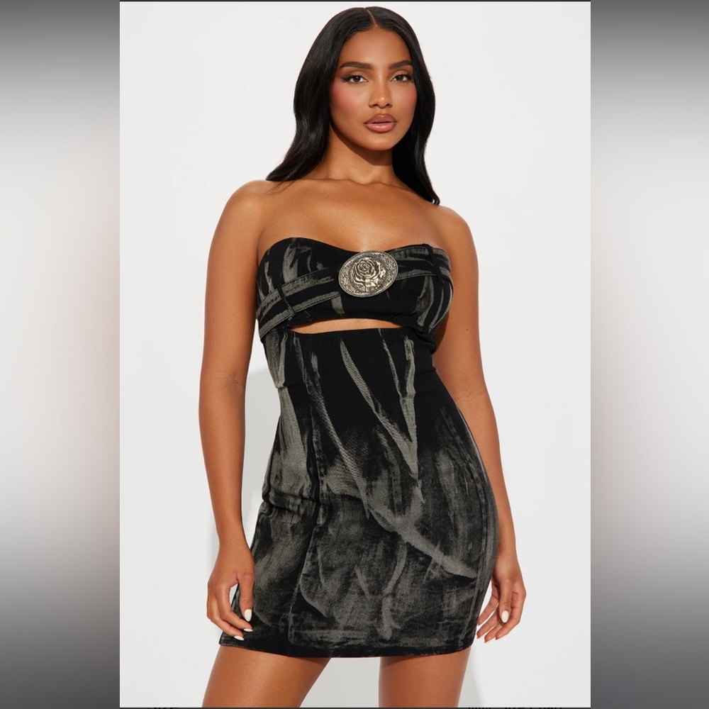 Sexy and stylish NWT Fashion Nova dress. Accepting all offers!